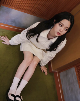 长发及腰热不热 谁说中年女人不能穿年轻衣服？跟欧阳娜娜一起来学穿搭，让你永葆少女心。