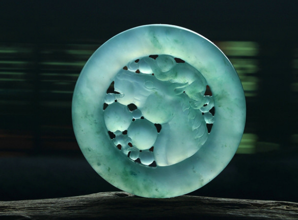 翡翠|不倒翁,不是我们理解上的那个物品,而是一种翡翠的替代品