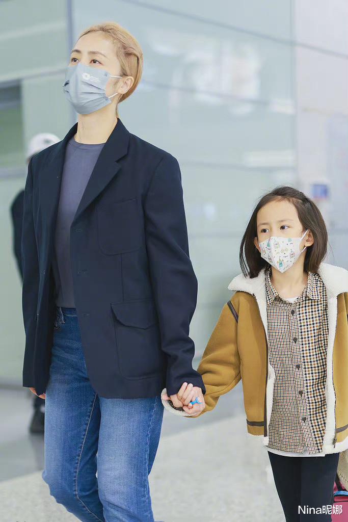 黃磊夫婦罕見分開走機場，妻子穿西裝染黃發，小女兒穿優衣庫被吐槽-圖2