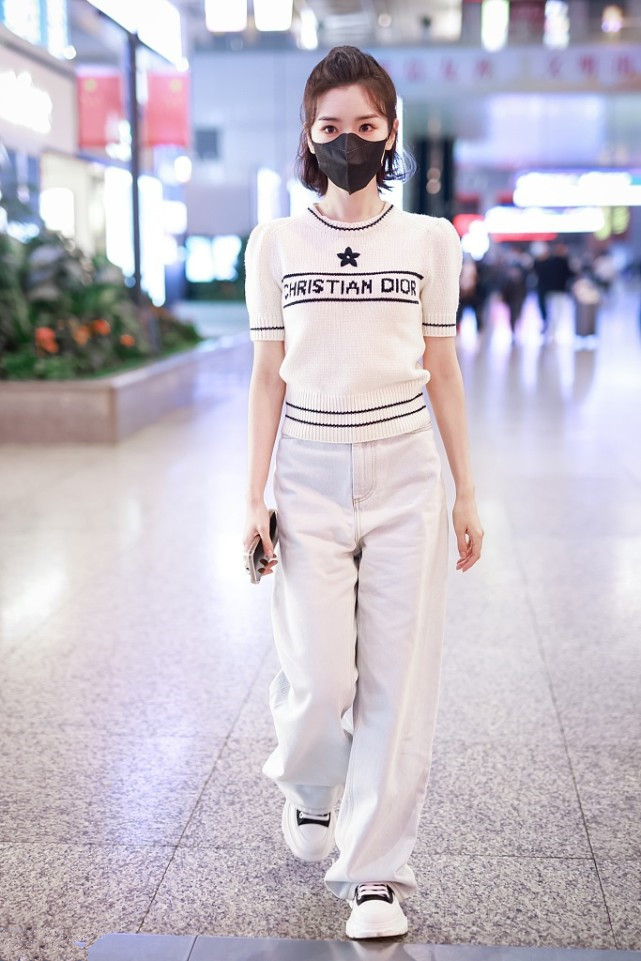 时尚潮流生活 毛晓彤走机场，穿短袖针织衫下搭牛仔裤，一点都看不出33岁！