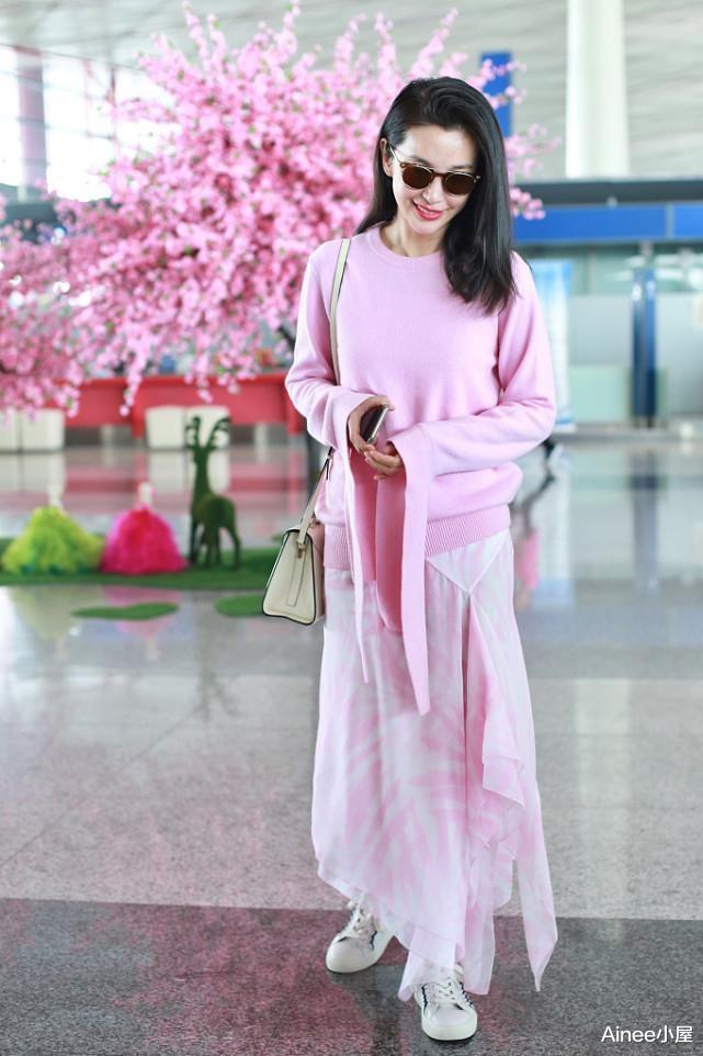 粉色|李冰冰都快半百了，可穿粉色还挺有气质的，鱼尾裙秀出窈窕身材