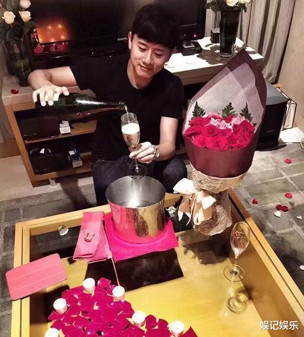 谢娜|谢娜被曝产女后首现身，扎着马尾小腹平坦，一旁张杰太宠妻了