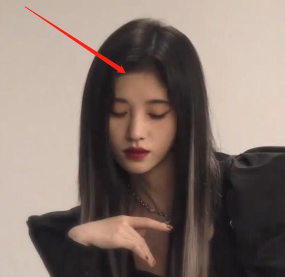 鞠婧祎|鞠婧祎拍摄花絮，未P图片段曝光，额头大面积发际线粉很抢镜