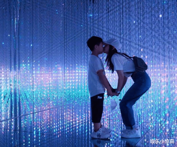 王子文|王子文给儿子庆生，母子俩站星空下亲吻，男友吴永恩不在现场