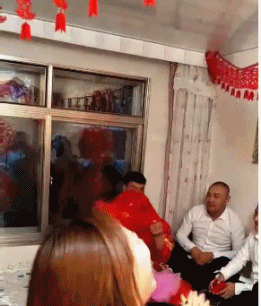 “酒店卫生间开始有这种椅子了？这模样用来干什么的？”