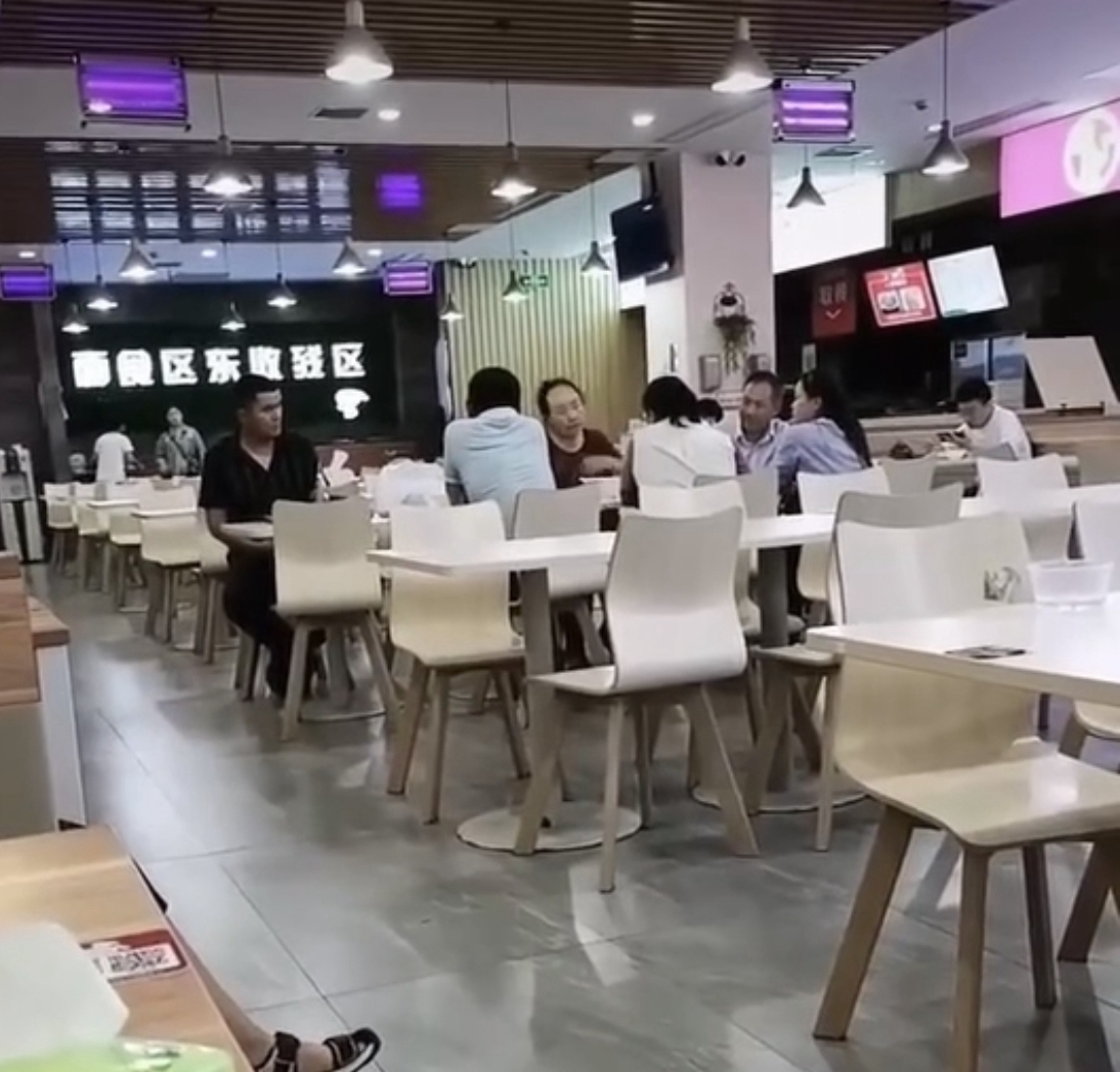 王诗龄|网友食堂偶遇刘强东母亲,打扮朴素但不失威严,众人安静听她讲话