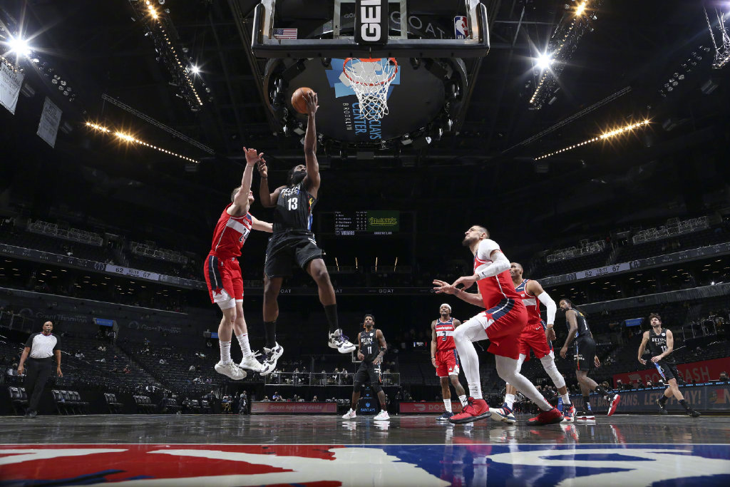 詹姆斯·哈登|哈登受伤倒地，篮网全队关心伤势，仅一人置身事外，球迷：交易吧