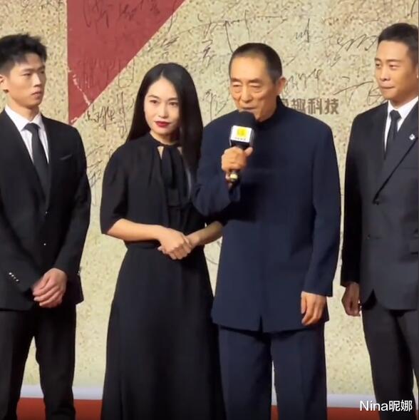肖战|张艺谋带大女儿见世面！38岁张末穿小黑裙走红毯，红唇长发撞脸章子怡
