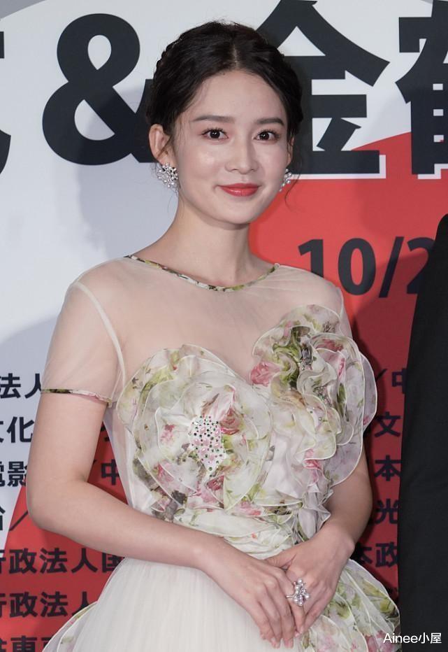 李沁|李沁的腰真是一把就能握住，白裙搭配镂空领，配腰带显出单薄身形