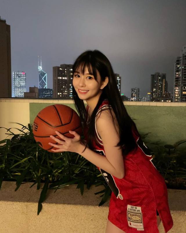 沈月|沈月完美还原妈咪邱淑贞最美外貌，性感粉红少女裙引网民尖叫