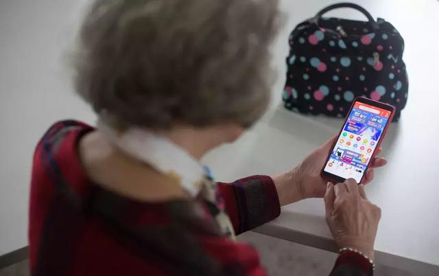 糖果的妈妈|家里有“网瘾老人”，孩子会更沉迷手机？背后都是“缺乏陪伴”