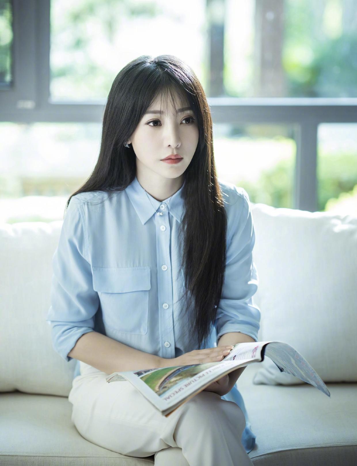 柳岩|柳岩越来越会穿，穿黑白薄纱裙配长裤，气质在穿什么都高级