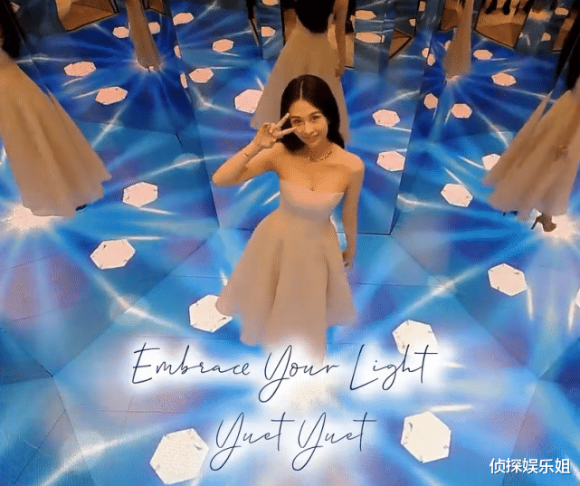 沈月|邱淑贞大女儿参加活动，身穿白裙好身材尽显，美貌气质不输妈妈