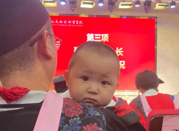 贝贝豆育儿课堂|“最小博士”走红，不到一岁就出席两场毕业礼，出生就赢在起跑线