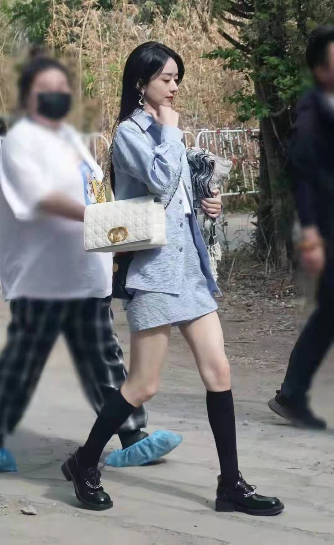 赵丽颖|赵丽颖离婚后首次直播！被指两颊凹陷双目无神，精致妆容难掩疲惫