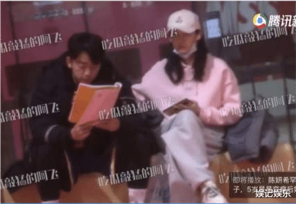 苗苗|苗苗带娃探班郑恺，一岁女儿首曝光，被妈妈牵手学走路的样子超萌