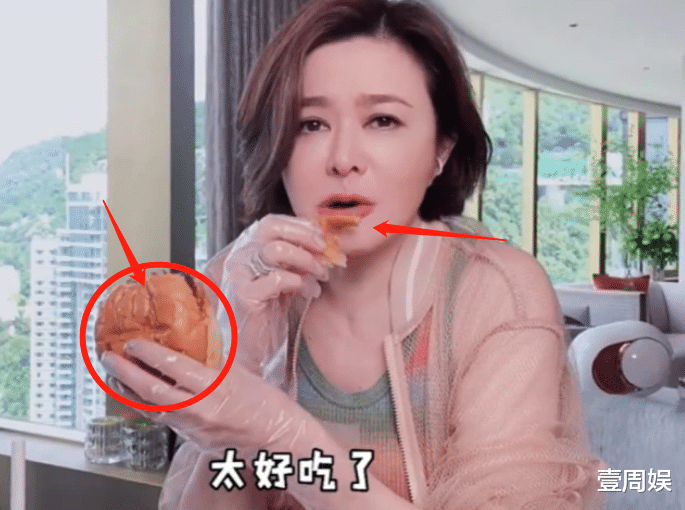 关之琳|59岁关之琳在豪宅啃汉堡，身材管理也不注重了，实在太接地气！