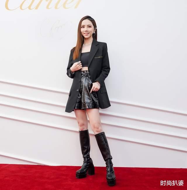 邓紫棋|邓紫棋真的逆袭了?同场遇上热巴刘亦菲也不输,穿搭时髦显比例