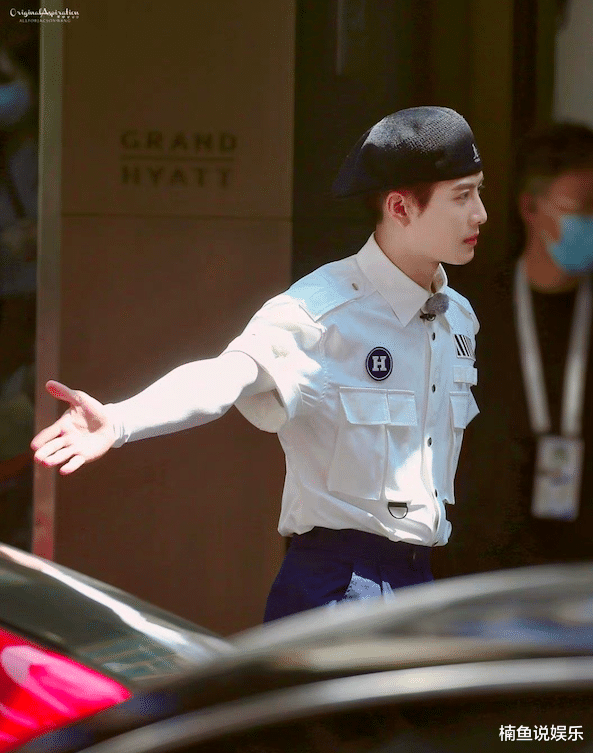 王嘉尔|王嘉尔又帅出新高度！穿制服戴贝雷帽尽显男神范，伸手动作好心动