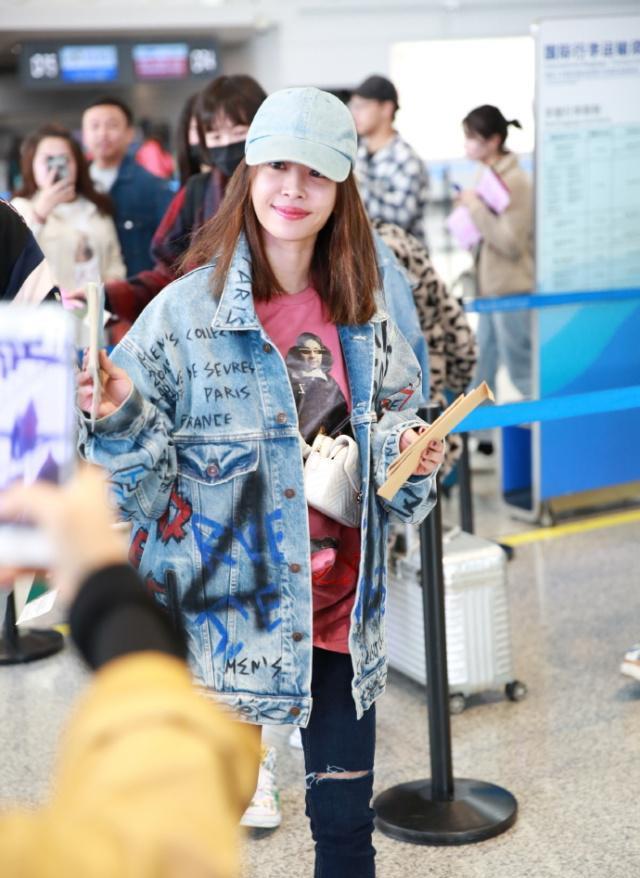 穿衣搭配|41岁蔡依林真有勇气，156身高穿拖地红裙，却意外时髦又高级