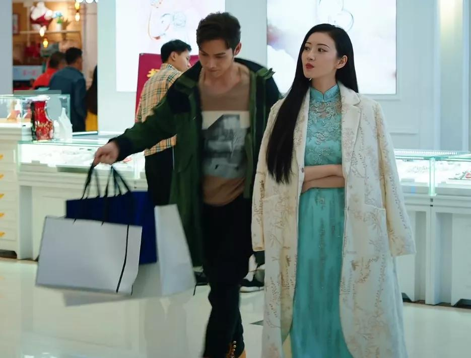 景甜|《司藤》景甜造型受热捧，双眼皮修复成功，柳叶眉更成点睛之笔