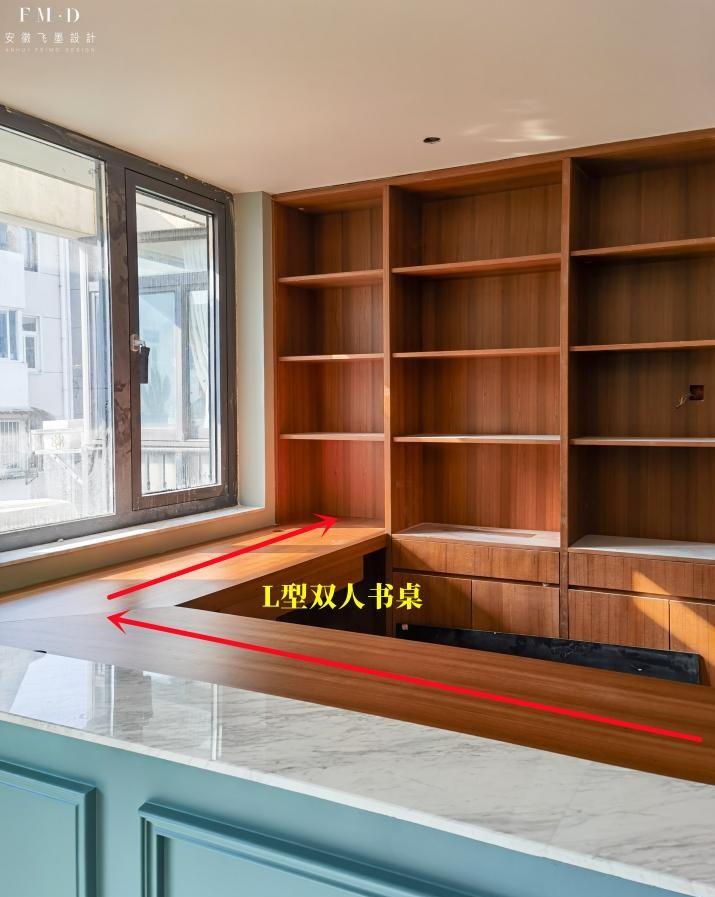 沙发墙后方只拆一半，多出整墙书柜，还有L型书桌双人办公不愁！