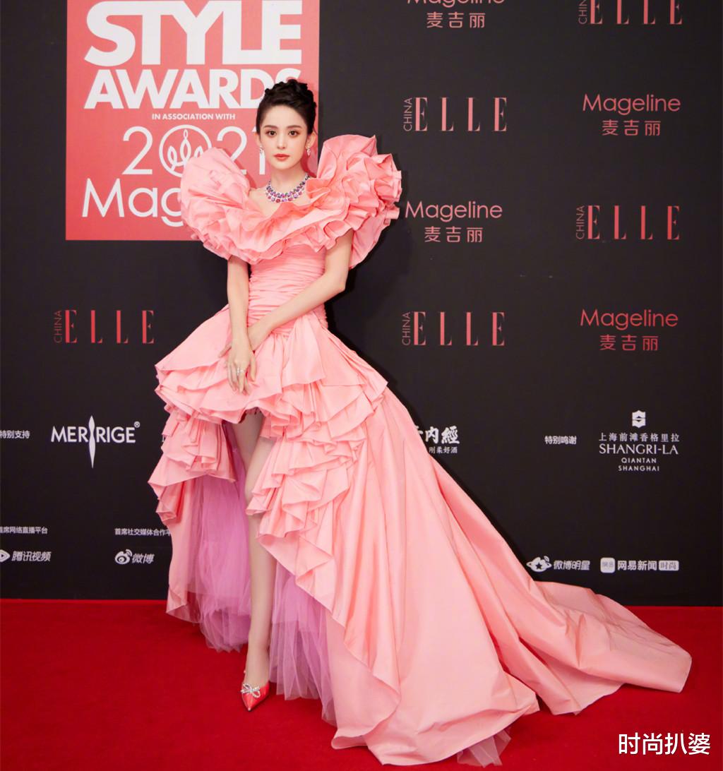 街拍|挑染被嘲，公主风无辨识度？又高又美的娜扎为什么没有出圈的风格