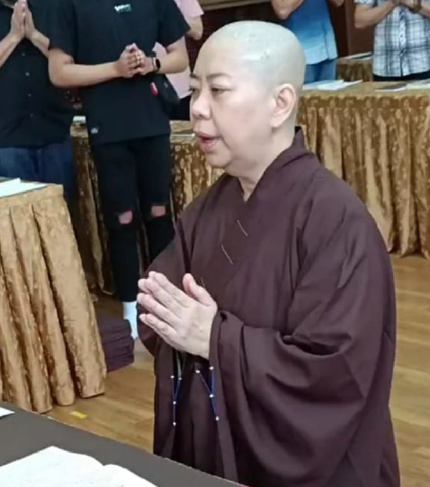 社交平台|知名女歌手赖冰霞直播出家！被剃光头皮肤白净，满面笑容脸部显胖