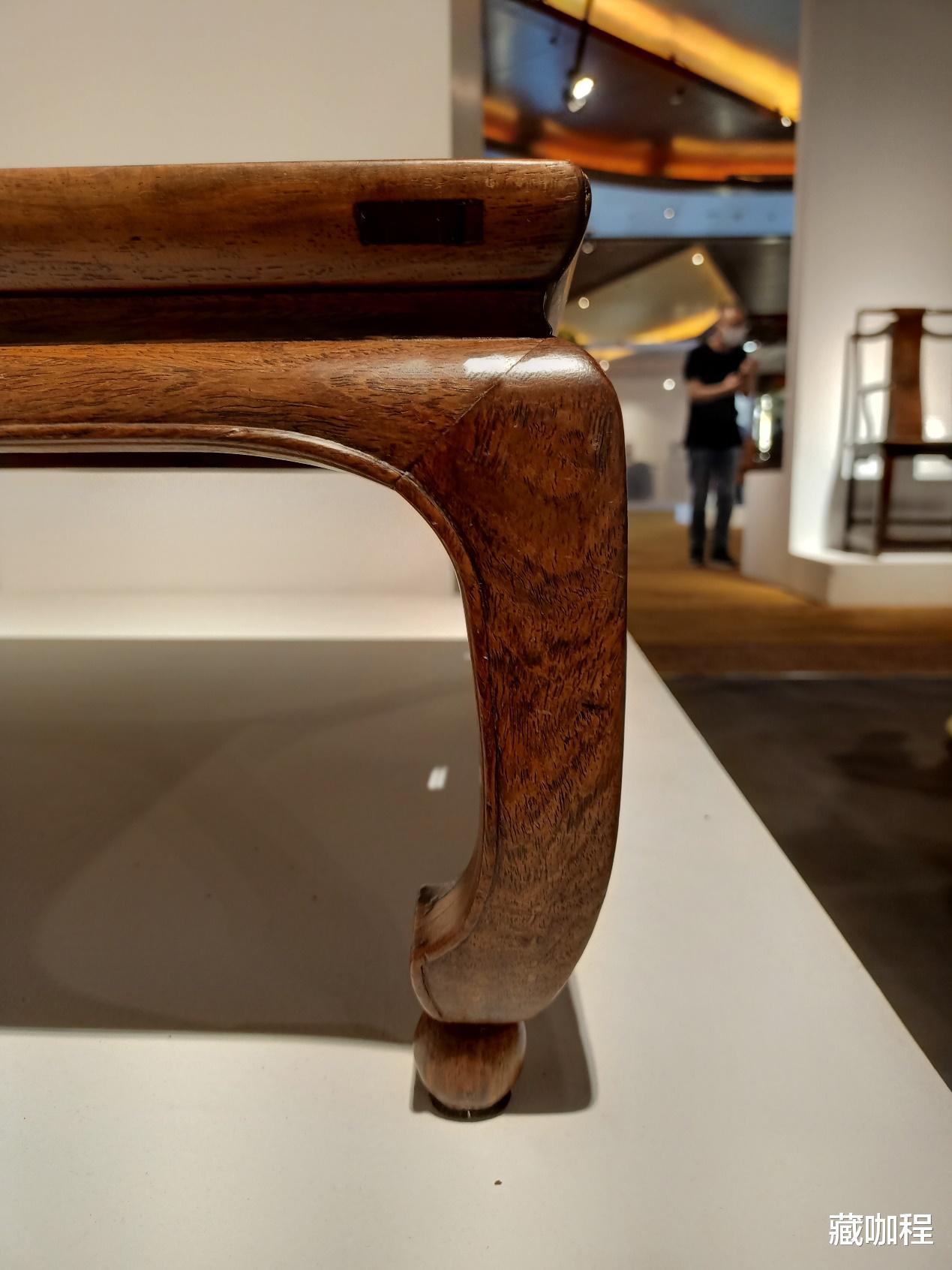 |山峰纹上棕眼茂密，好一幅黄花梨水墨盛景