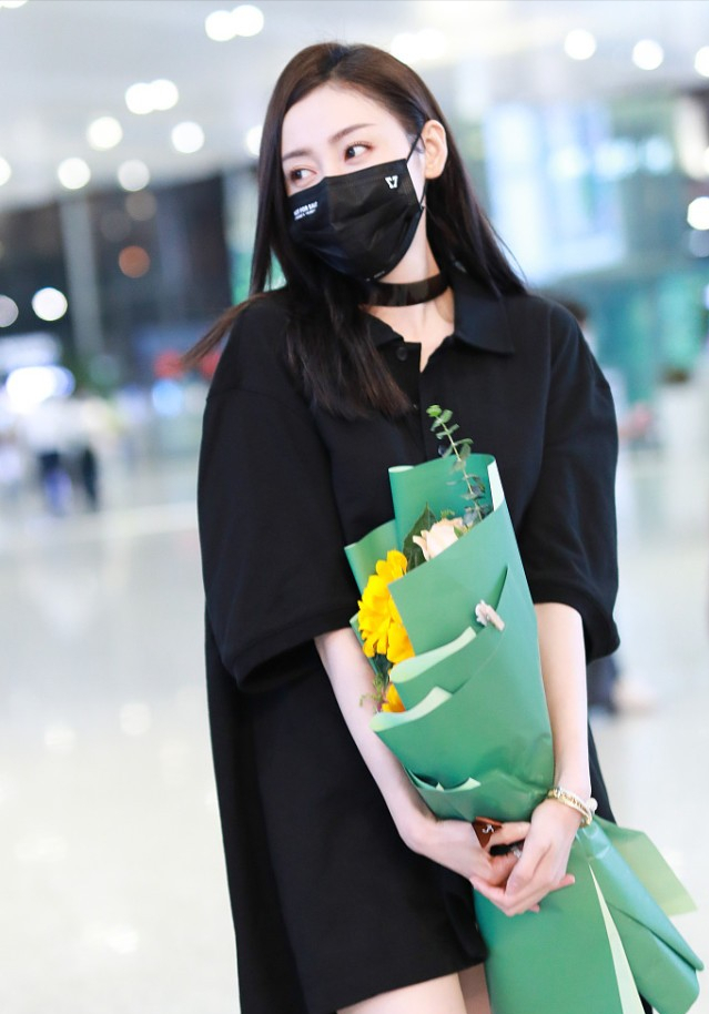 Lady变美日记|张天爱出门像是在“走秀”，即便穿着一身休闲装，看着也带范