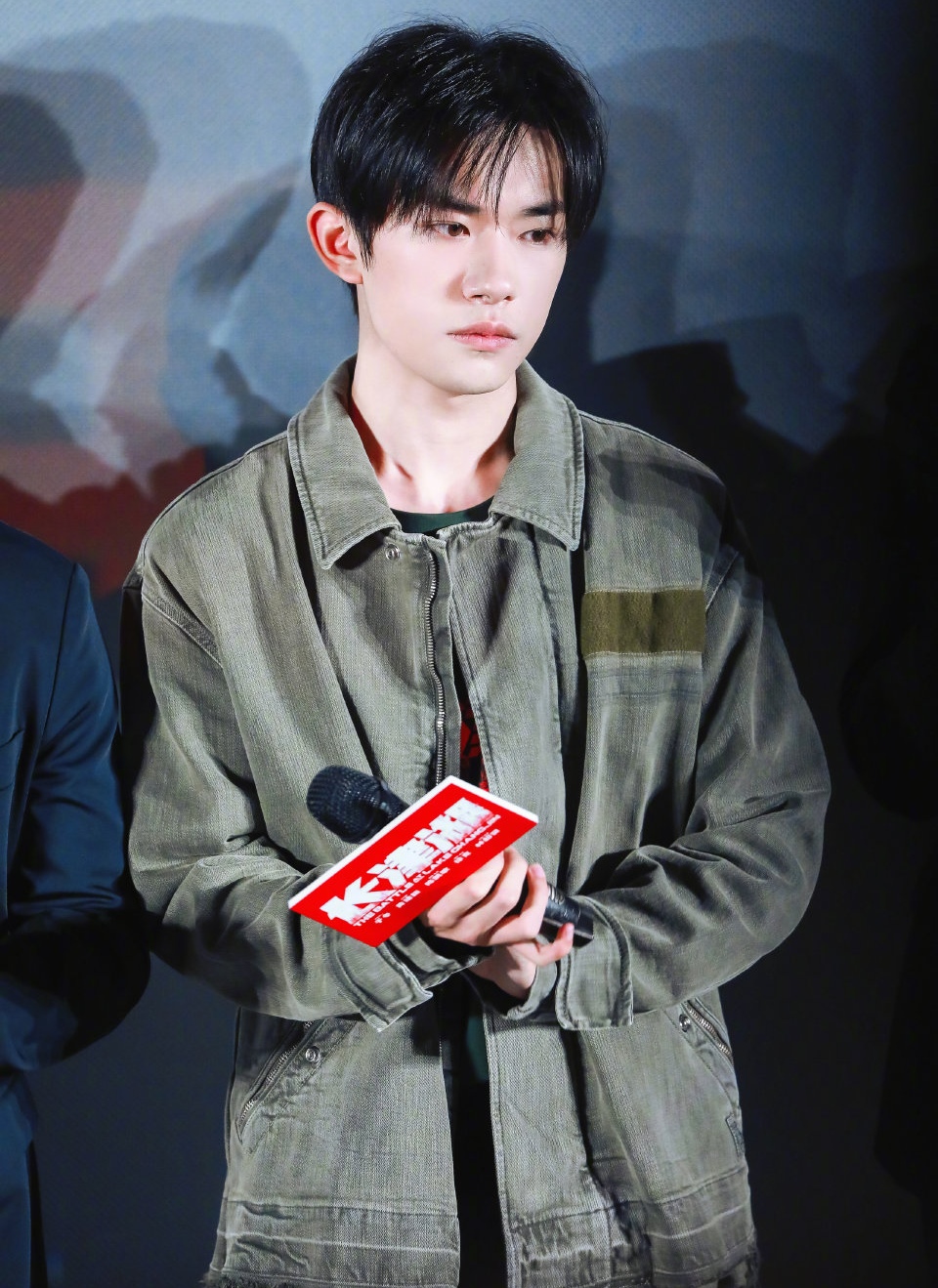 易烊千玺|吴京晒自己梗图,同款姿势宣传电影,还把易烊千玺也P上