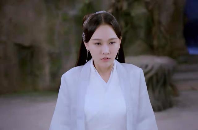 白娘子|《新白蛇传》再毁经典，白素贞变傻白甜，妆容搞怪，剧情混搭