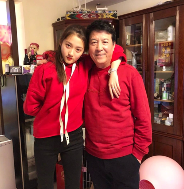 张一山|23岁关晓彤现实中的家：全屋用老式红木家具，一看就是爸爸设计的