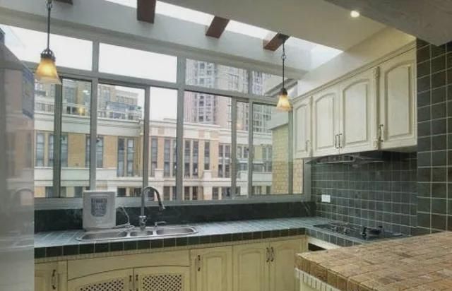 楼上竟把阳台装成厨房，找上门居然还说关我屁事，这人是不是傻？