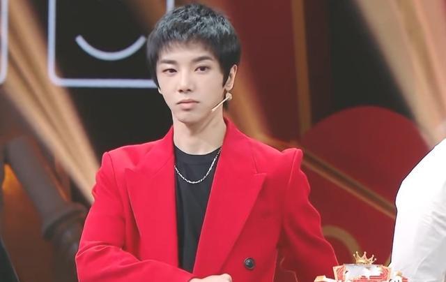 王宝强|王宝强穿军装现身《王牌》！瞧华晨宇看后做了什么：对军人的尊重？