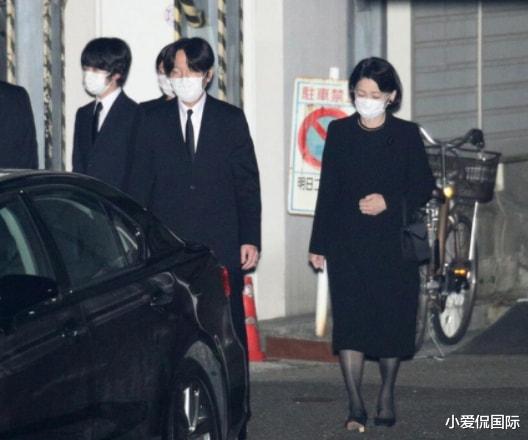 小室圭|小室圭陪真子出席葬礼心情低落，一身西装神情呆滞，悠仁亦露面