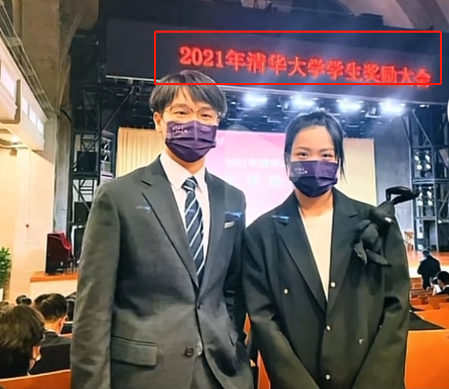 曝杨倩获特等奖学金,奖金高达2万元!穿黑色西服领奖,和男同学合影