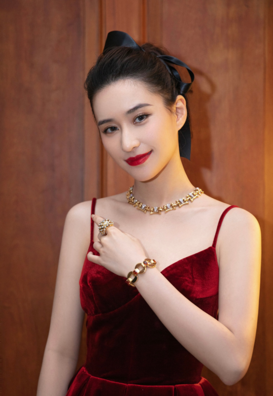 BiuFashion|“最美千金”何超莲再撒糖,穿红裙站窦骁身旁真恩爱,让人羡慕