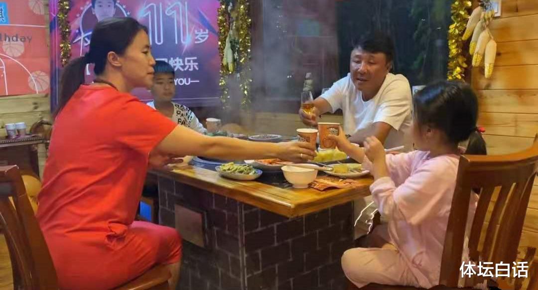 王楠|嫁对人!王楠一家吃铁锅炖为子庆生!富豪老公带儿女先感恩妈妈