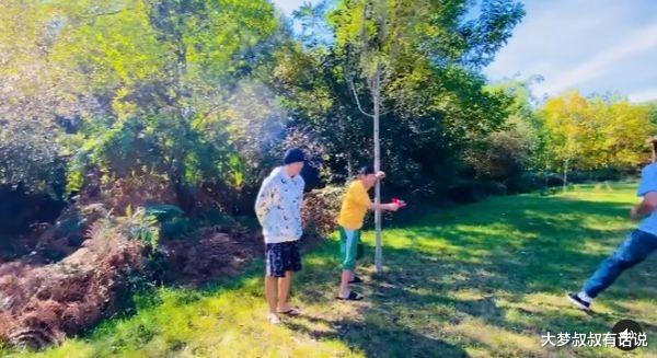 周杰伦|周杰伦玩《鱿鱼游戏》加码脱裤！木头人只剩他独留…结局笑翻网