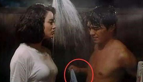 周星驰|盘点周星驰粗心留下的8大穿帮镜头，到现在都成了经典！