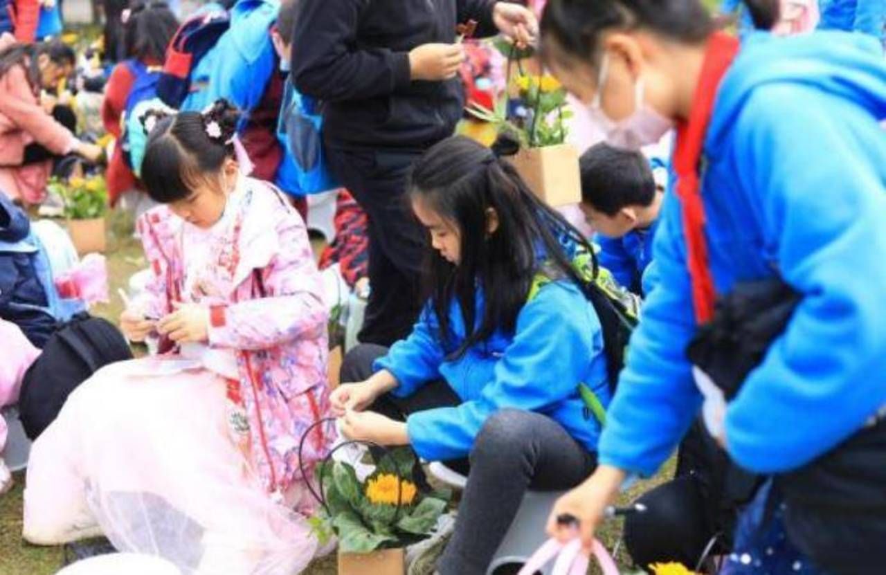 胡了说扒道 武汉市经开区，三角湖小学博学校区，将课堂搬进劳动基地