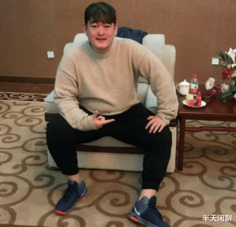 赵本山|赵本山儿子赵一楠抱怨   自己在本山传媒月薪7500！  迟到早退还有扣工资！