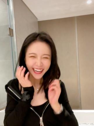 成龙|莉哥偿清2亿违约金后高调复出，最新视频认不出，被嘲泪沟明显清纯感全无