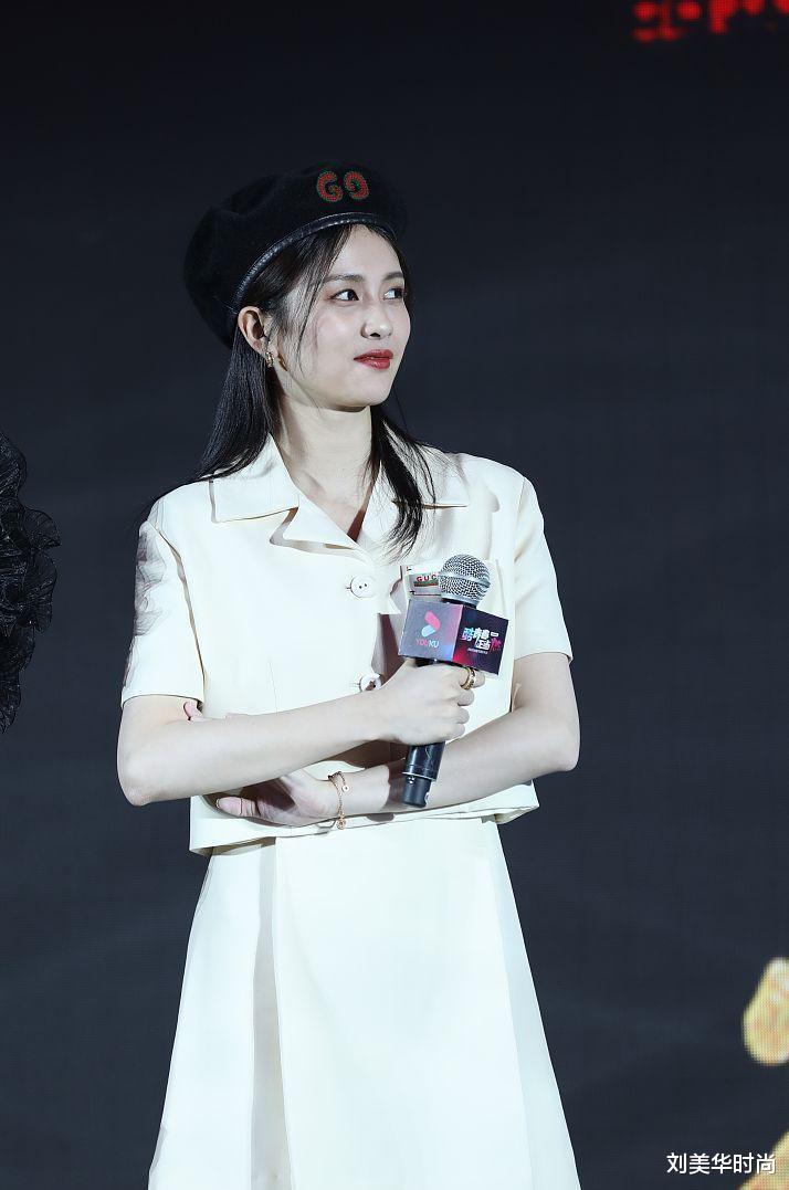 帽子|白鹿脸上的婴儿肥还挺明显的,但戴帽子是真显脸小,有种复古范