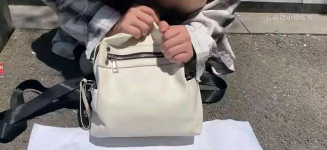 横店|广东女大学生在横店流浪,穿着时尚有气质,求助10元无人搭理