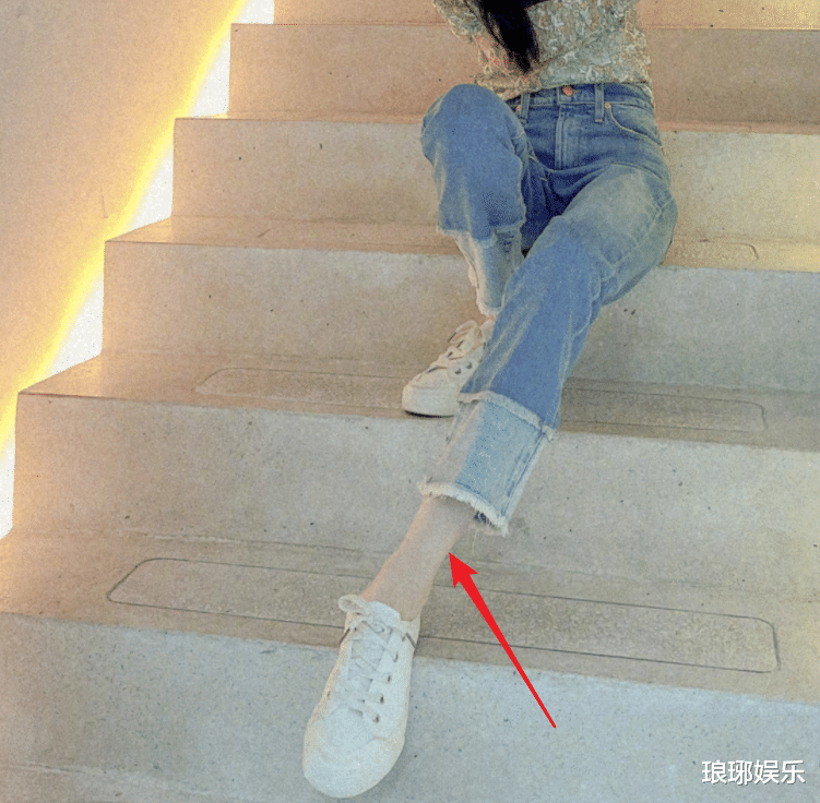 教练|29岁迪丽热巴晒旅游照，穿牛仔裤展现身材，戴上口罩后还能这么美