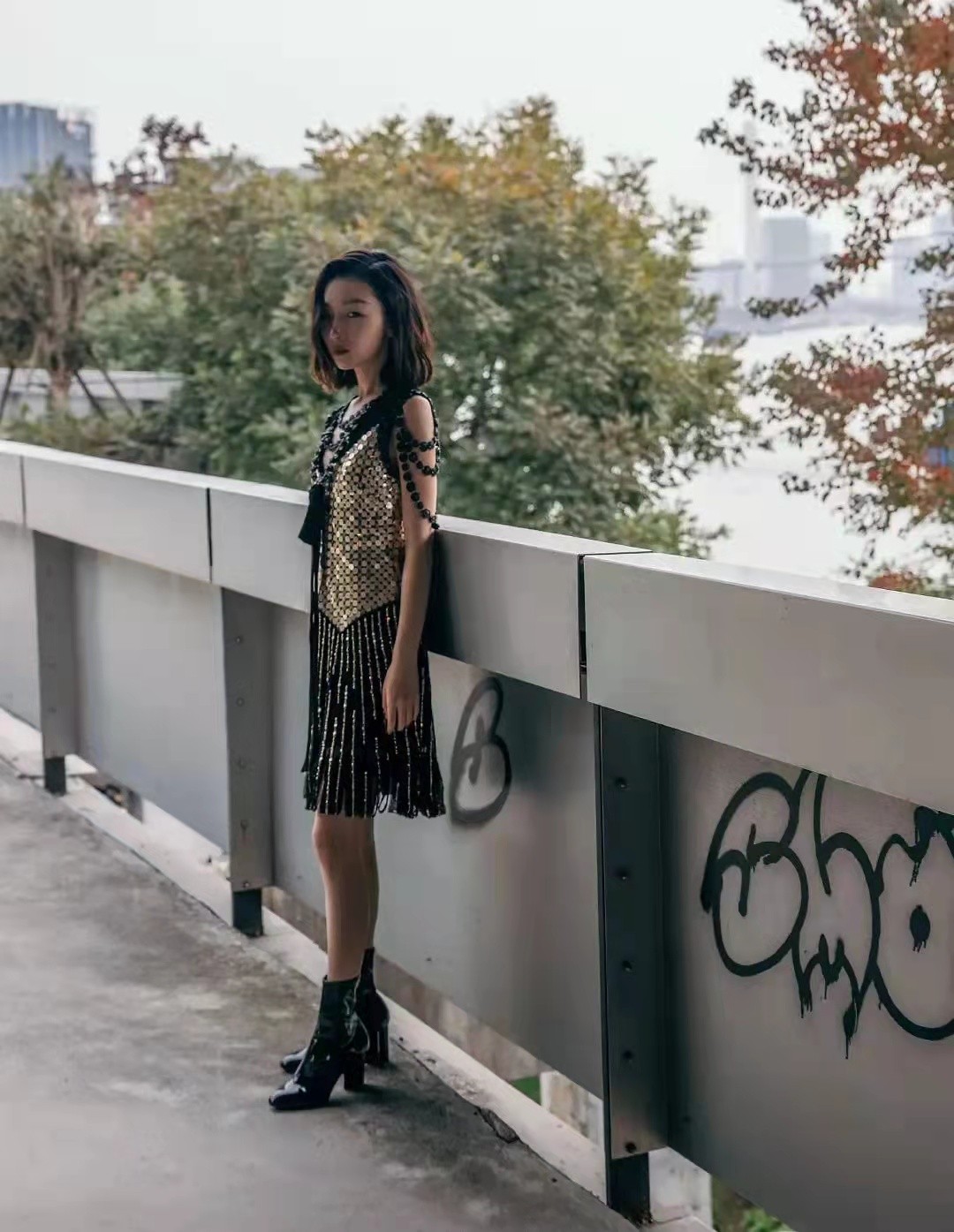 周冬雨|周冬雨成LV首位中国籍代言人！穿亮片裙看秀，身材娇小撑不起气场