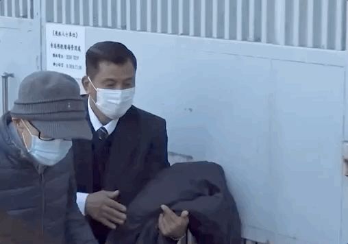 李嘉诚|93岁李嘉诚元旦携子孙拜祭亡妻,港媒却厚脸皮问:何时再捐钱?