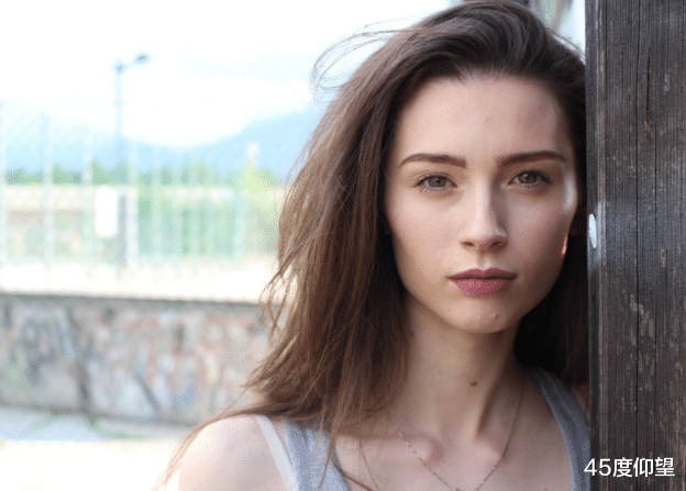 45度仰望|50岁大婶嫁给32岁小伙，不到一年就想离婚，大婶：晚上太煎熬